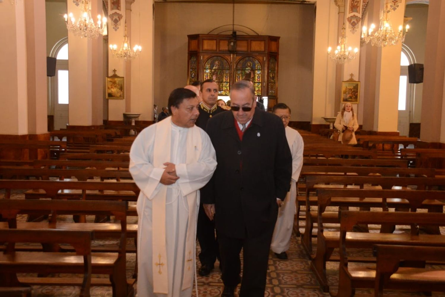 El padre Horacio Gómez, ingresando junto al Intendente al Tedeum por el 25 de Mayo en la iglesia matriz.