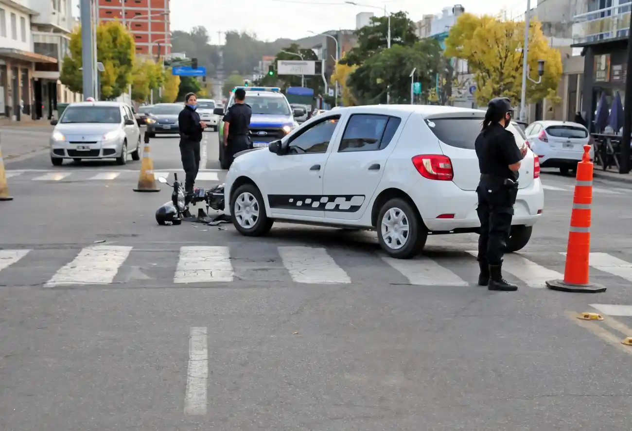 Tras una imprudente maniobra, chocó con una moto y su conductora fue hospitalizada