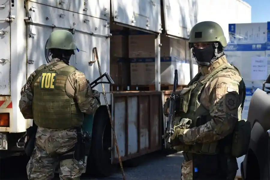 Un chofer de colectivos se hacía pasar por subjefe de una élite policial santafesina:  fue imputado