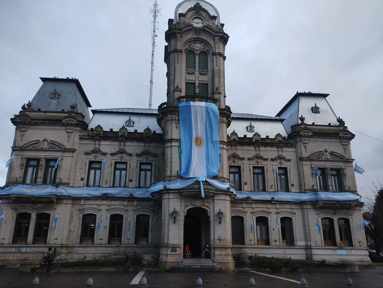 La Municipalidad se viste de celeste y blanco