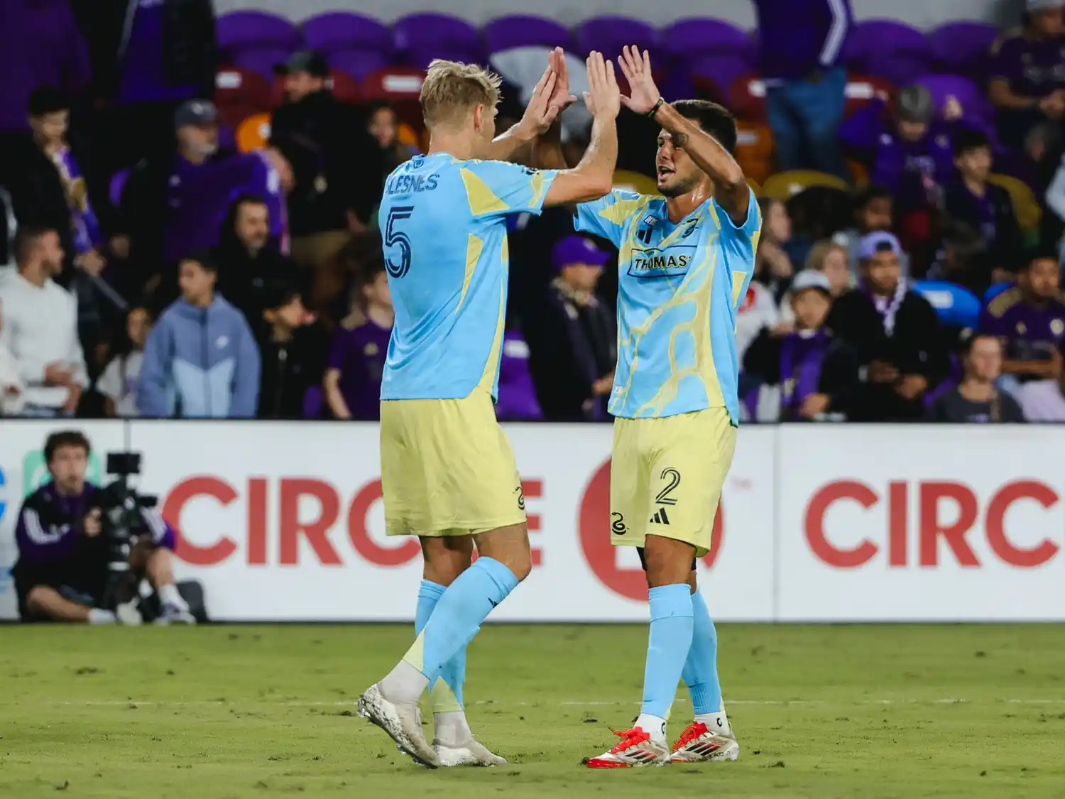 Ian lució la número 2 que llevará en su primera temporada en Estados Unidos.