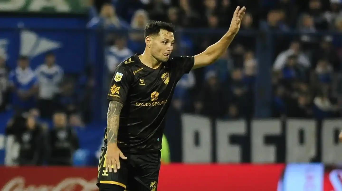 Mauro Zárate se va de Platense: festejó el título de Boca en redes y horas después le rescindieron el contrato