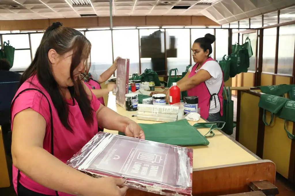 Avanzan  con ritmo en la confección  de las bolsas reutilizables 