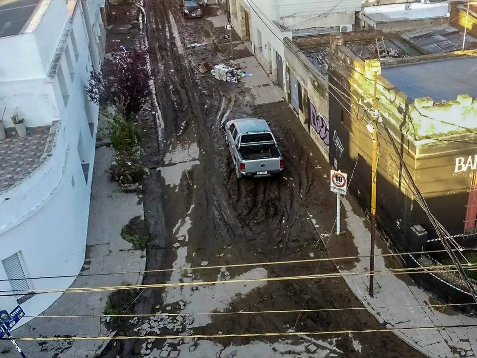 Bahía Blanca busca recuperar su fisonomía habitual tras la inundación.