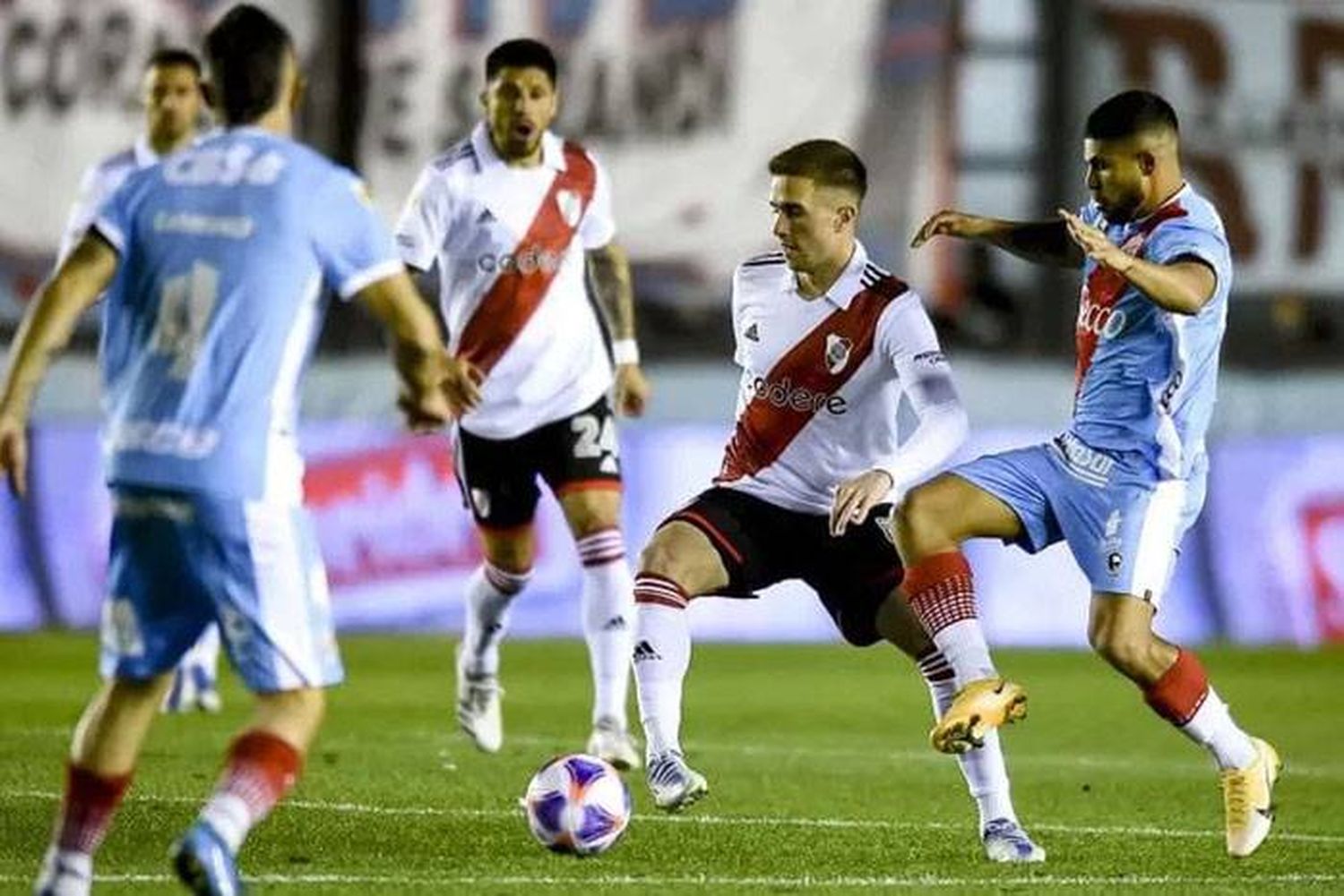 River no aprovechó la  chance de acercarse a la  cima: igualó 0-0 ante Arsenal