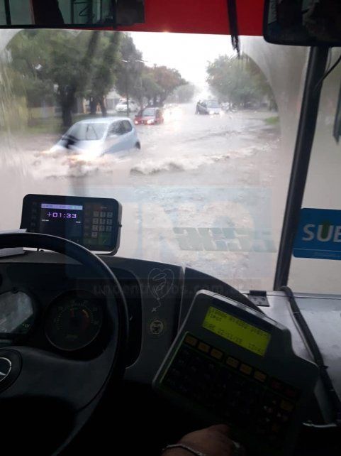 La historia del chofer entrerriano que llevó a "cococho" a una pasajera en una inundación
