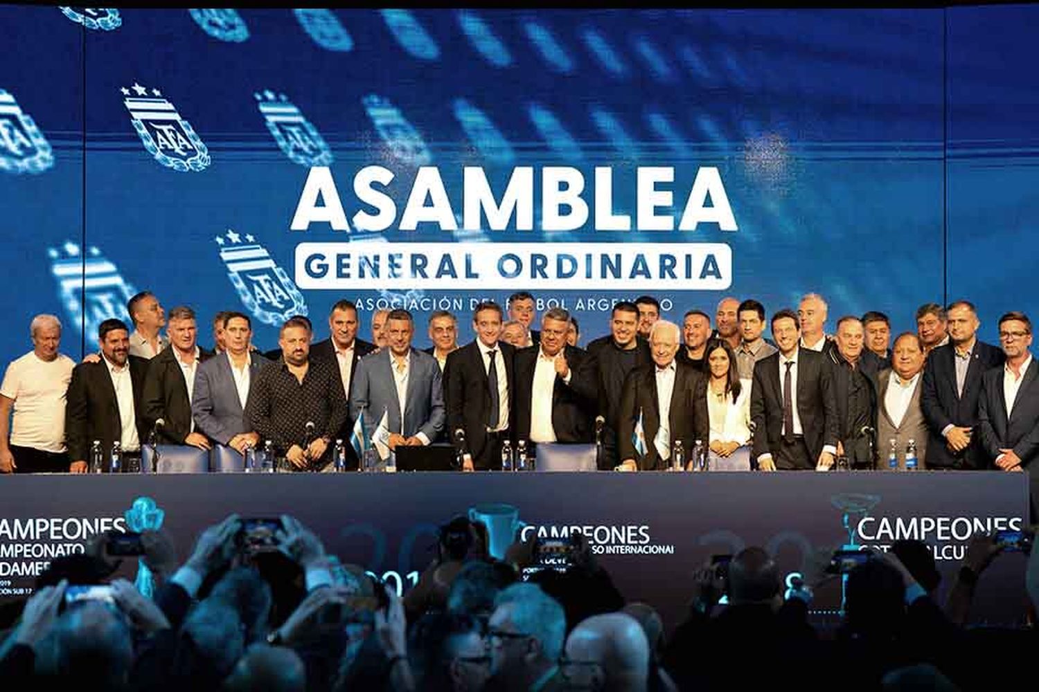 La AFA aprobó la reelección de Tapia y eliminó los descensos de la Liga Profesional