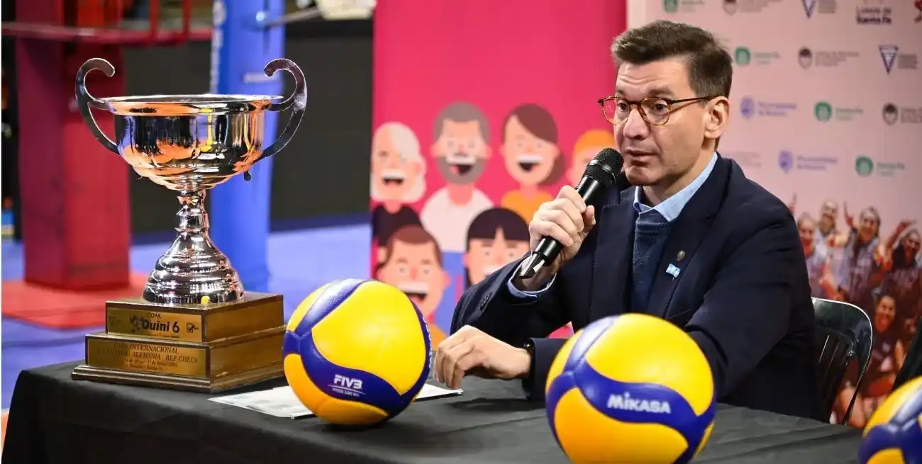 Santa Fe, capital del deporte. Daniel Di Lena, Vicepresidente Ejecutivo de la Caja de Asistencia Social, presentando la Copa "Quini 6" Lotería de Santa Fe, que puso en juego con el vóley de Argentina-República Checa en Rosario y este domingo con "Las Panteras"-Alemania en el Ángel Malvicino. Crédito: Marcelo Manera