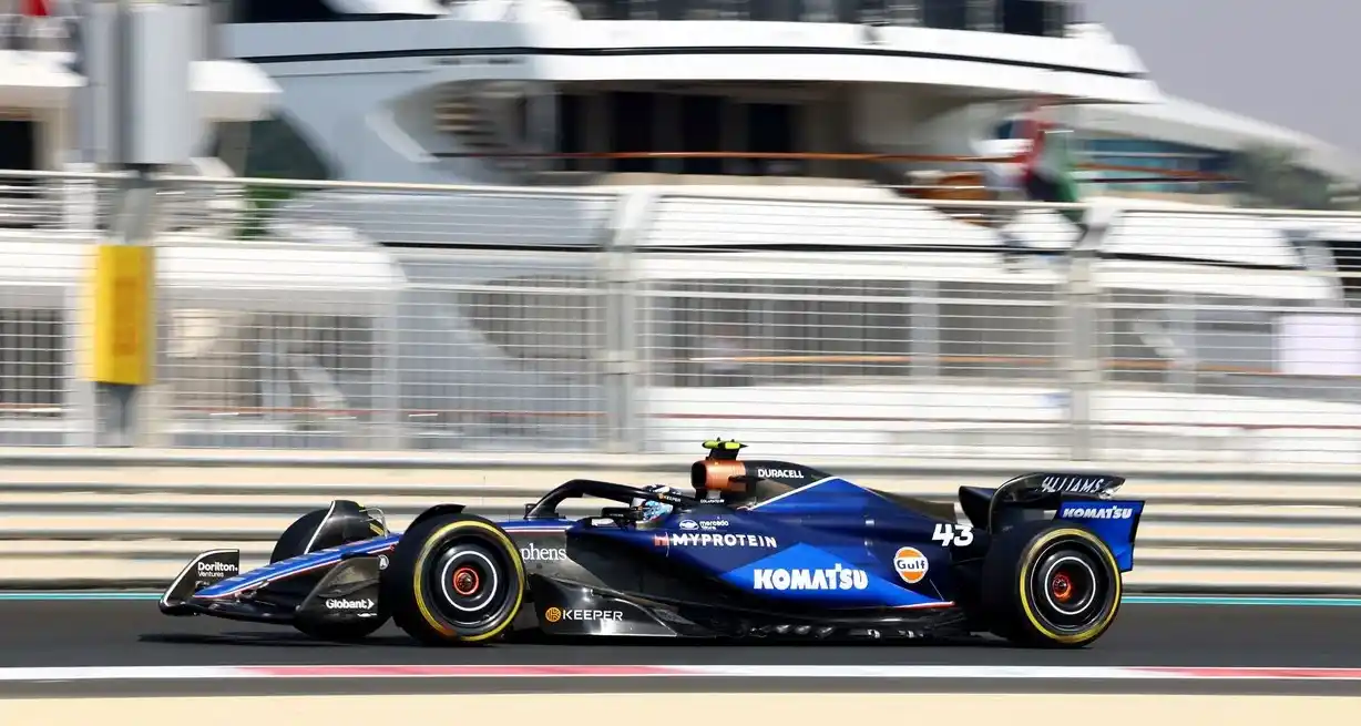 Franco Colapinto en la primera práctica de este viernes en el Circuito de Yas Marina. Crédito: Rula Rouhana/Reuters