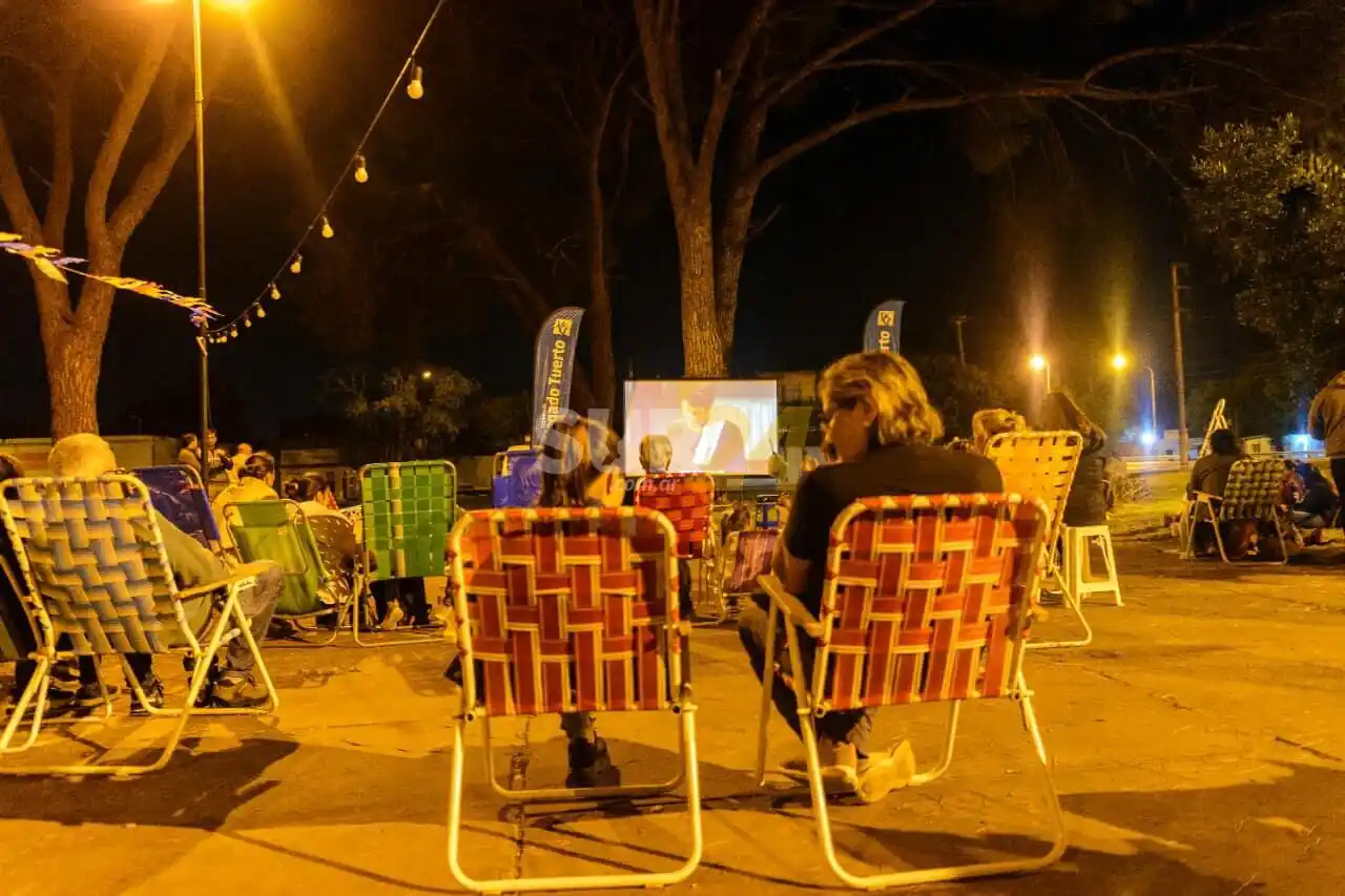 “Cine bajo las estrellas” se despide con la película “Intensamente” en Plaza del Vecino