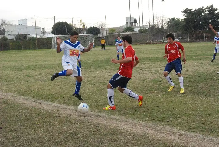 Sportivo Larroque sumó de a tres