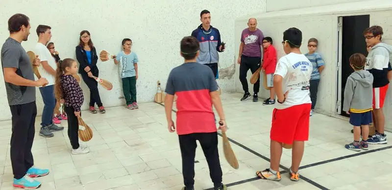 Centro Vasco y Huracán se unen para fomentar el semillero de la pelota paleta