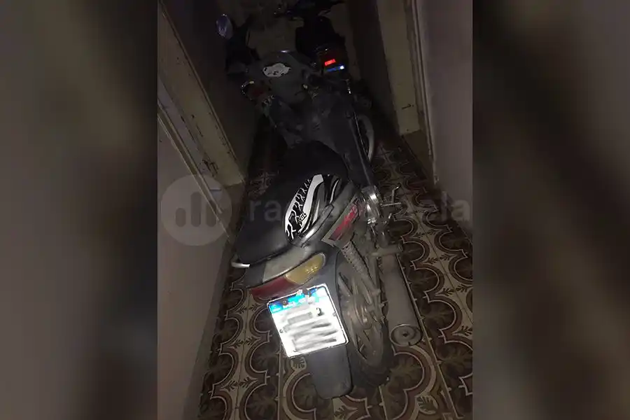 Llevaba una moto a la par: vio a la policía, la tiró y quiso huir