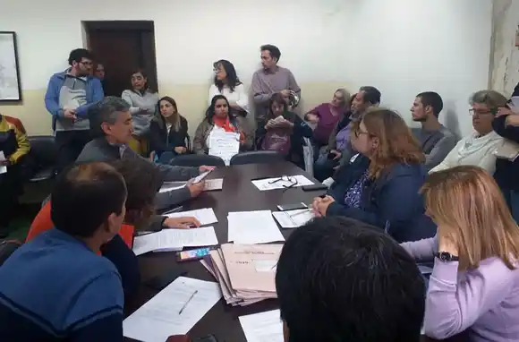 Fuerte testimonio de la docente encadenada: "El Ejecutivo se nos rió en la cara"