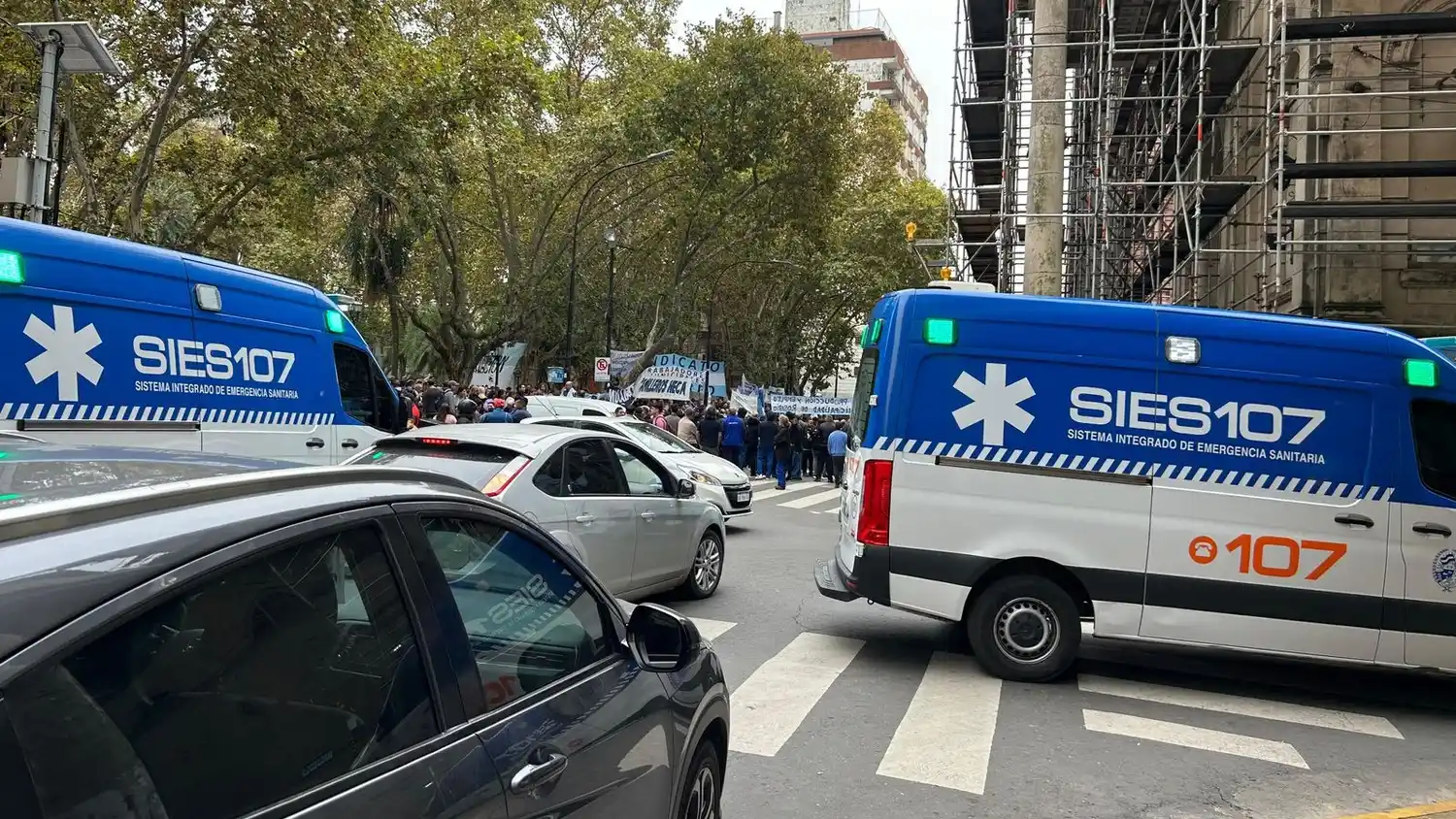 El municipio denunció que se usaron ambulancias del Sies para cortar calles en una protesta sindical