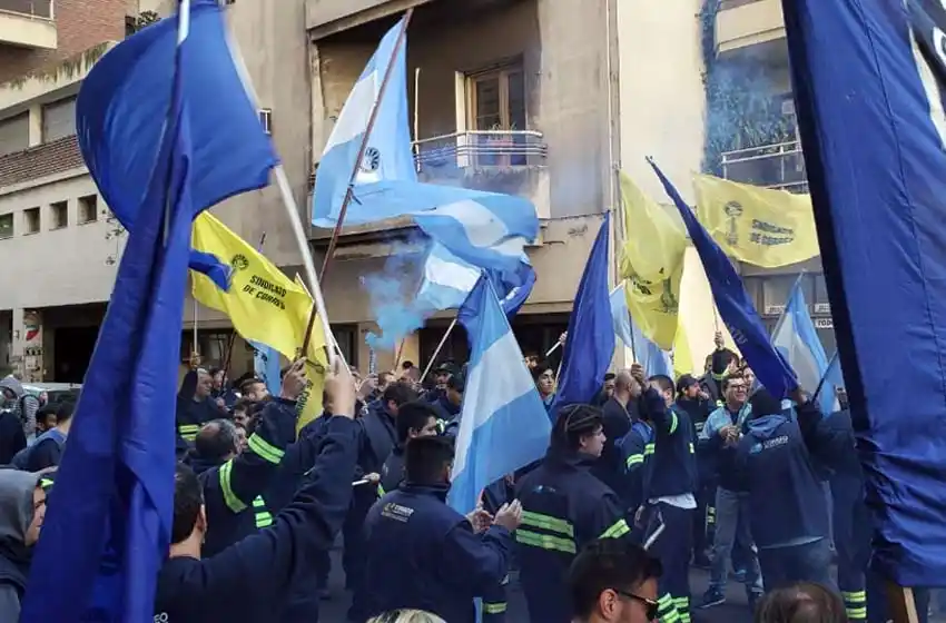 Trabajadores del Correo Central se movilizaron por mejoras salariales y denunciaron posibles despidos