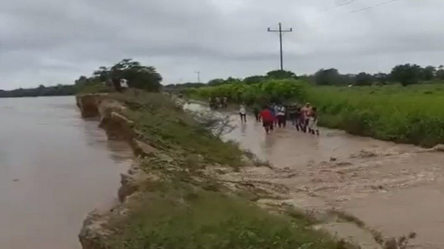 ¡EMERGENCIA EN ZULIA!  Se rompió el dique y ahora están en riesgo de perderlo todo en Catatumbo