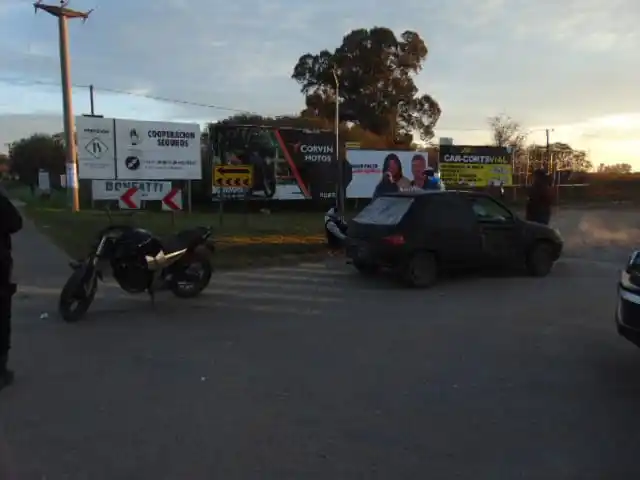 Fuerte colisión entre una moto y un auto en avenida Santa Fe 