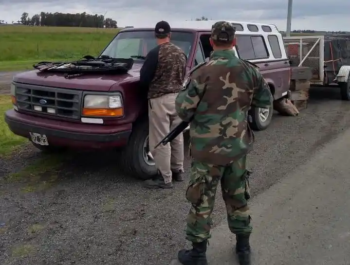 Llevaba armas y varios cuchillos y fue aprehendido en la ruta 228
