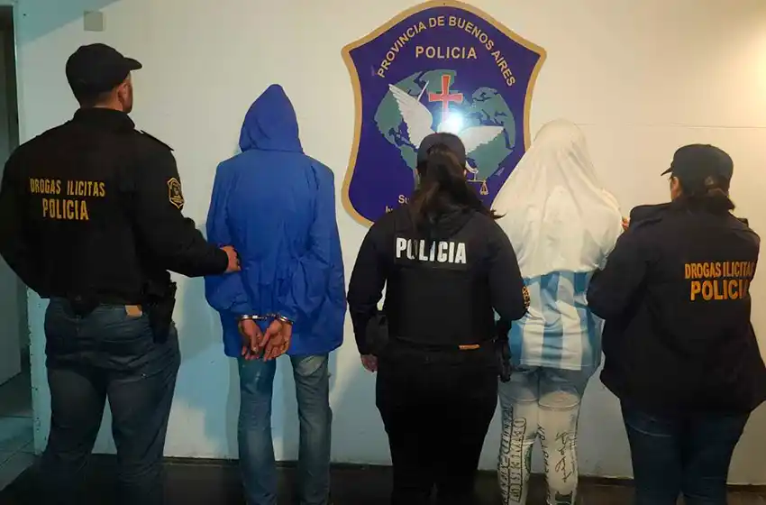 Allanan vivienda, detienen dos personas y secuestran droga en Felix U. Camet