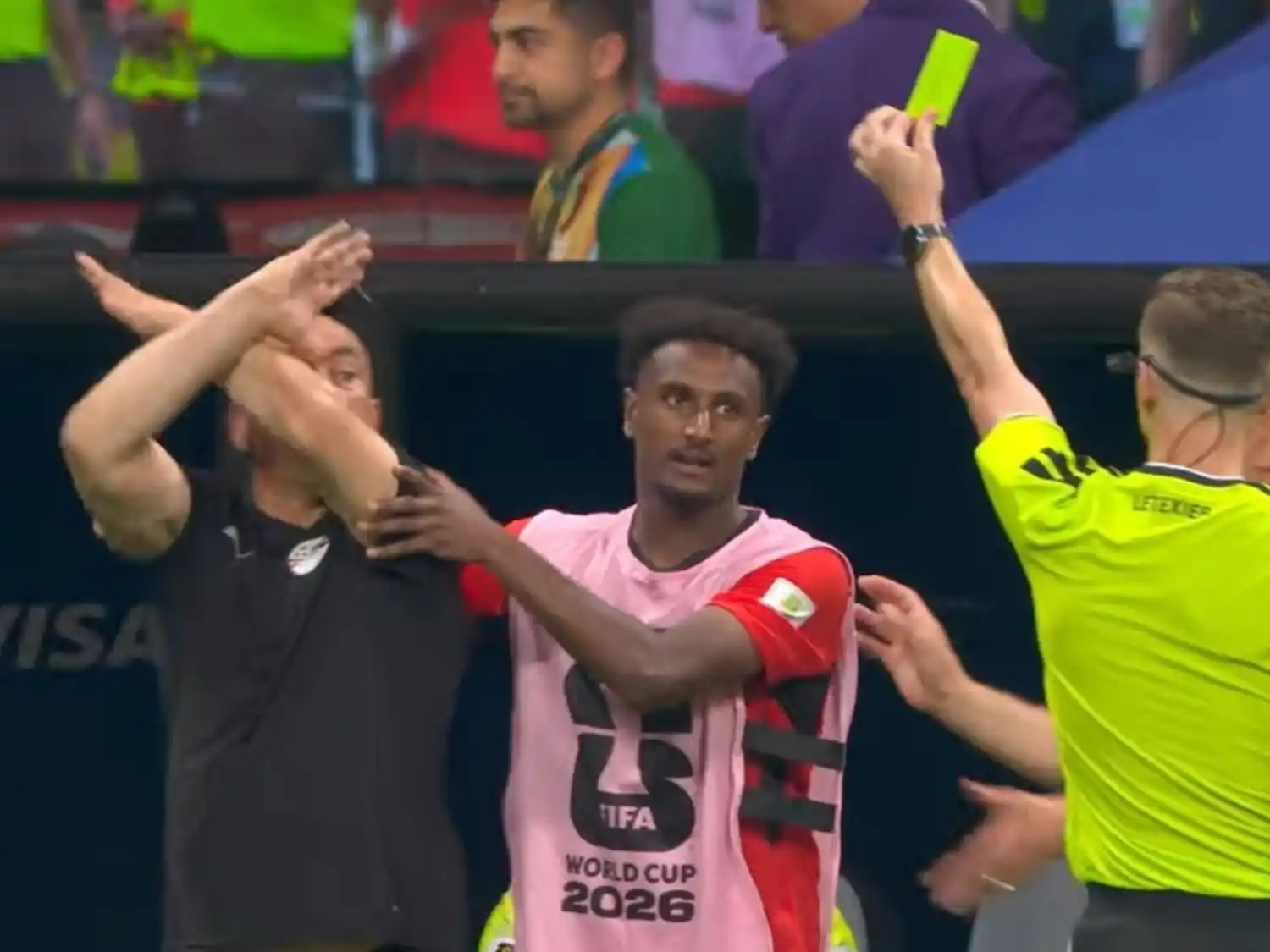 El gesto, que consiste en cruzar los brazos en forma de aspa a la altura de las muñecas, es una señal universal aprobada por unanimidad para denunciar episodios de racismo en el campo de juego