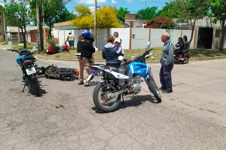 Lunes accidentado en la ciudad de Rafaela: dos motocicletas chocaron en pleno barrio Italia