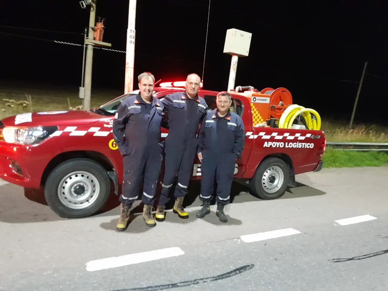 Bomberos de Bellocq colaboran en Bahía Blanca