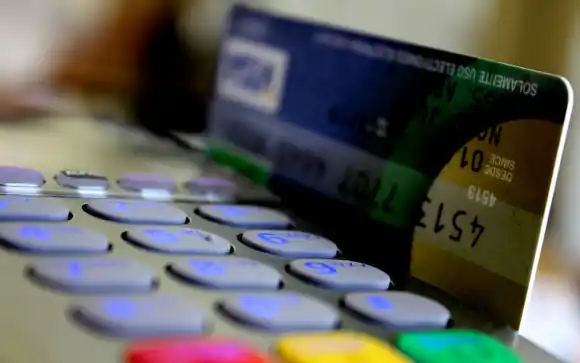 Gastaba millones con datos de tarjeta de crédito de una vecina de San Cayetano: fue detenida