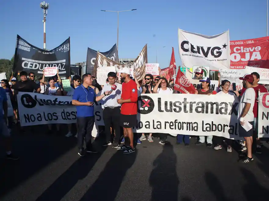 Protesta en Lustramax.