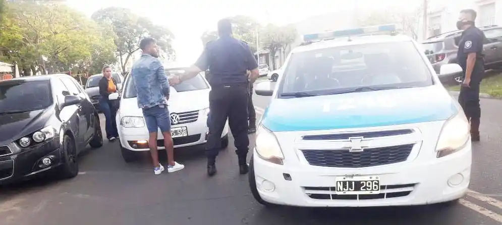 Policía de franco y paseando con su pareja persiguió a un prófugo