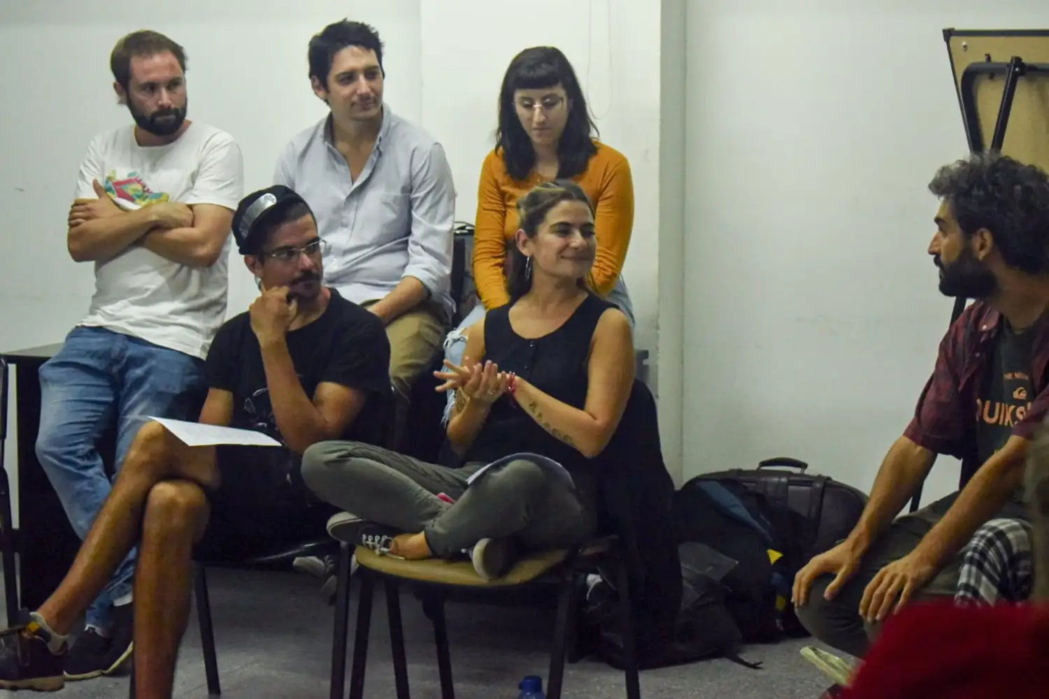 La concejal Daiana Esnaola, junto a artistas locales trabajando en el proyecto de fomento a la cultura tandilense