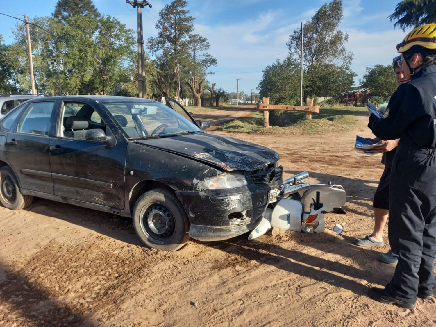 Accidente entre auto y moto dejó a un hombre hospitalizado