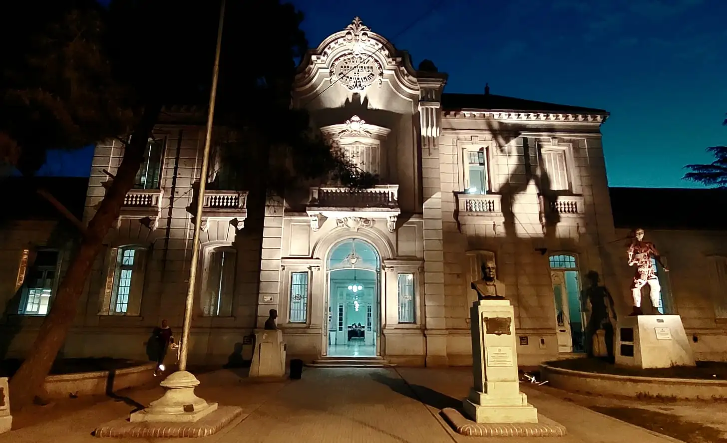 Los pronunciamientos se realizarán en la explanada del centenario edificio de Estrugamou 250.