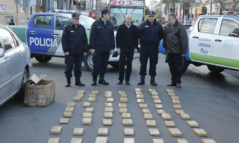 Autoridades policiales y comunales junto a la droga incautada.