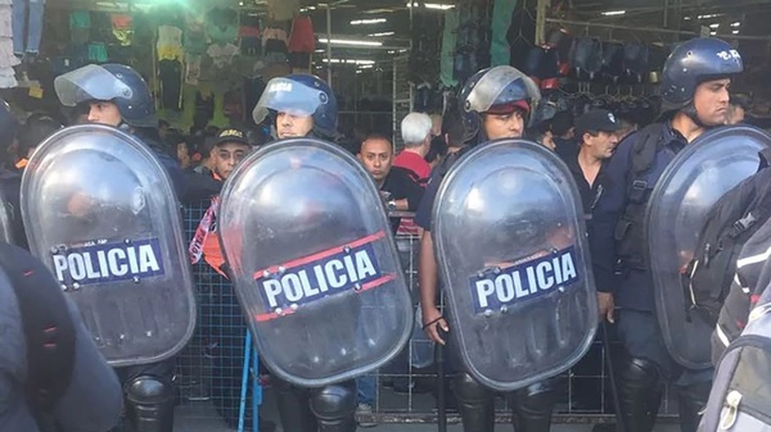 Megaoperativo en la feria La Salada