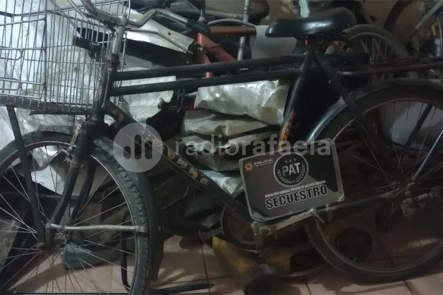 Le robaron la bicicleta y el mismo la reconoció mientras iba a hacer la denuncia 