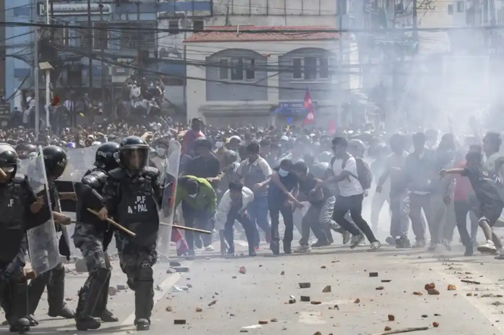 Manifestantes se enfrentan con la policía frente al edificio del Parlamento en Katmandú, Nepal, este 8 de septiembre. EFE/EPA/Narendra Shrestha