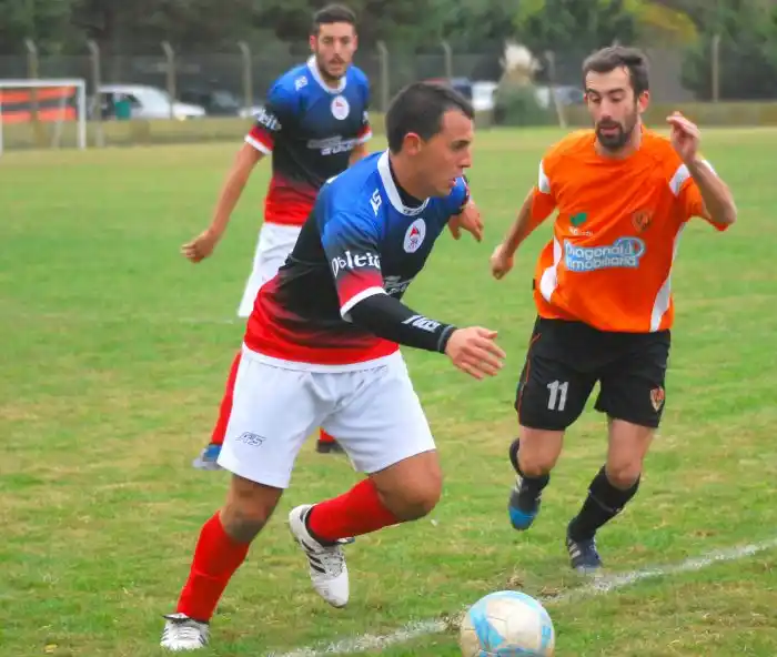 Del Valle goleó, gustó y es nuevo líder