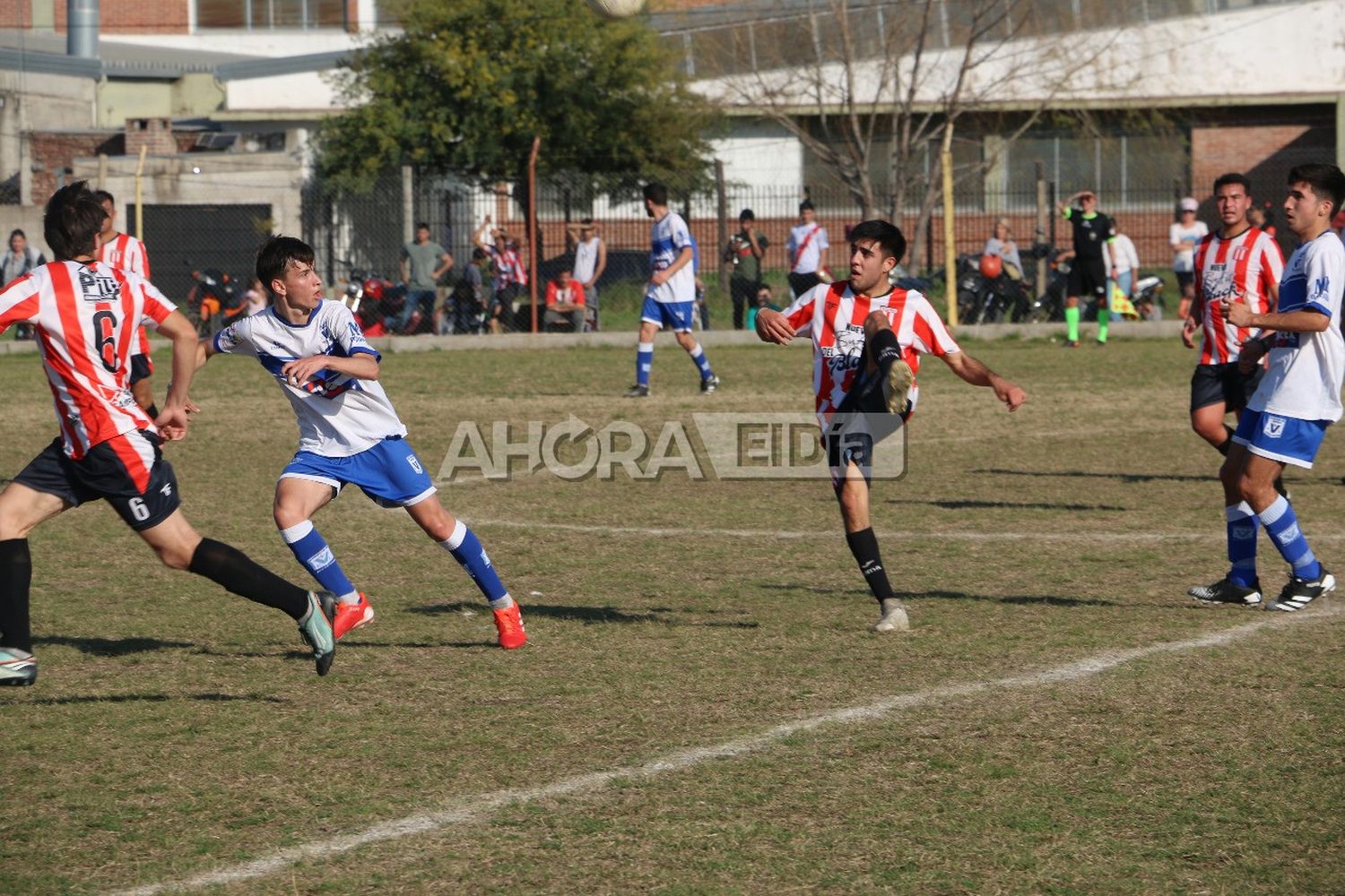 En un partido con muchas polémicas, Black River goleó a Sportivo Larroque y se prendió en la lucha por el campeonato