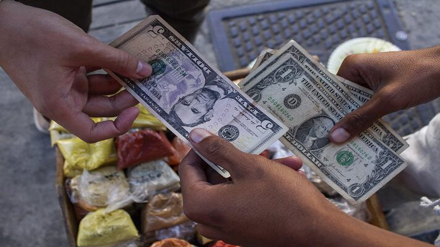 LO QUE HACE CON LAS MANOS lo destruye con los pies: el BCV propicia el alza del dólar ¿Cómo?