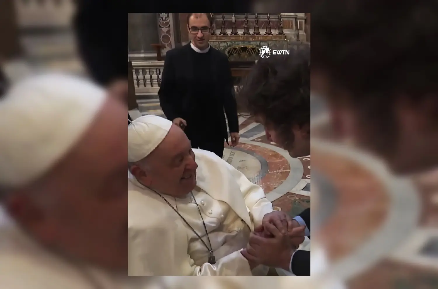 El momento del saludo del papa y Milei, con Villalón detrás de ellos.