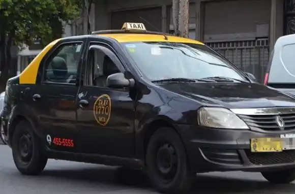 Una pareja intentó robarle a un taxista en el centro y fue detenida