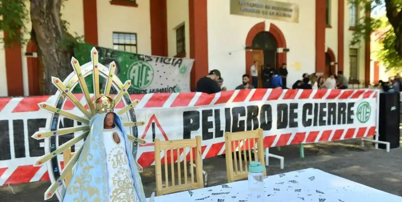 Trabajadores del Centro Cultural de la Memoria Haroldo Conti, ubicado en la ex-ESMA, participaron de una misa en reclamo a los recortes en la secretaría de Derechos Humanos del Ministerio de Justicia de la Nación. Foto: NA.