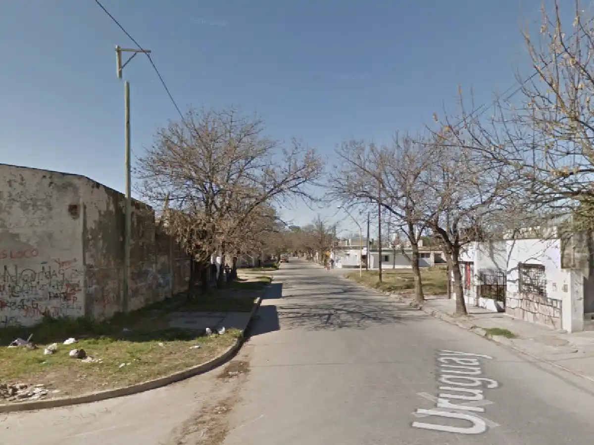 Joven roba garrafa y resiste a los piedrazos su detención