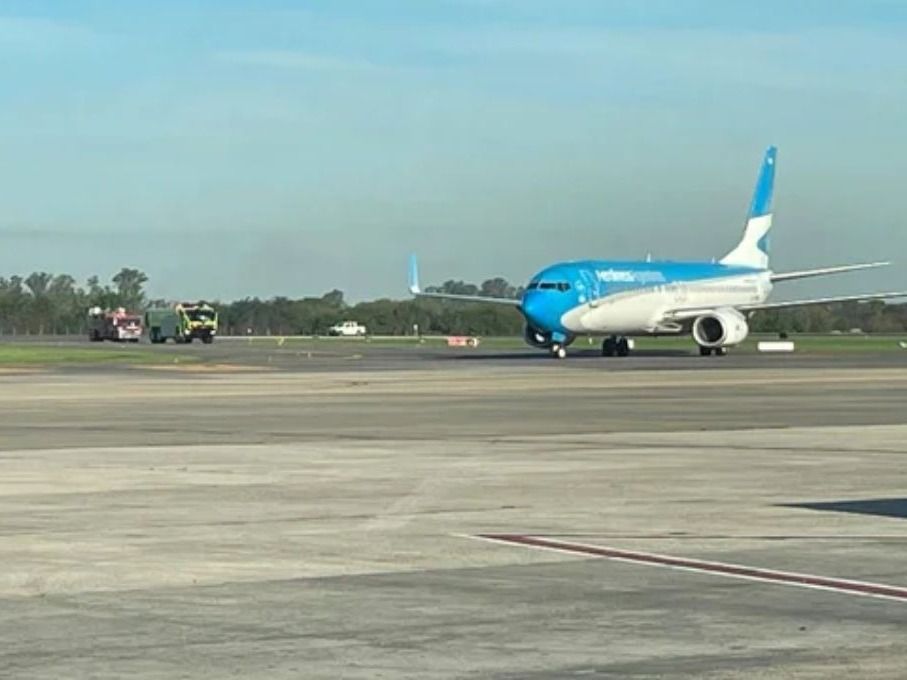 Avión de Aerolíneas Argentinas que aterrizó en emergencia en Ezeiza.
Fotografía: Agencia Noticias Argentinas / Aviacionline.