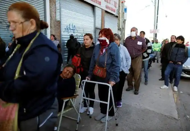 Se registraron largas filas para inscribirse en el Refuerzo de Ingresos de ANSES