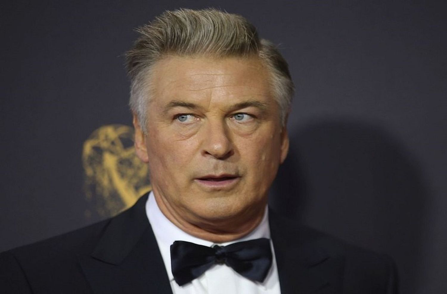 Alec Baldwin mató a una mujer e hirió a un hombre en un incidente en el set de filmación de su nueva película