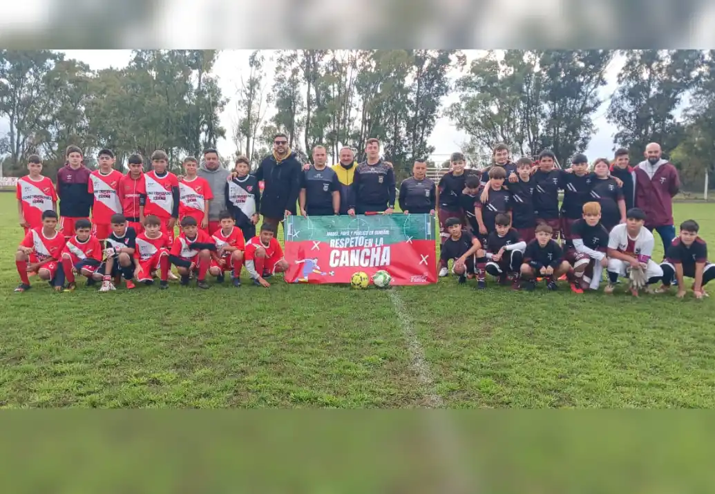 Juan Manuel Balbuena con la bandera “Respeto en la cancha”