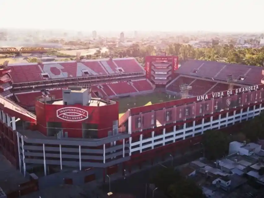 El Rojo con protestas por un posible nuevo sponsor para su casaca.