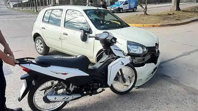 Una mujer sufrió graves lesiones tras chocar en su moto